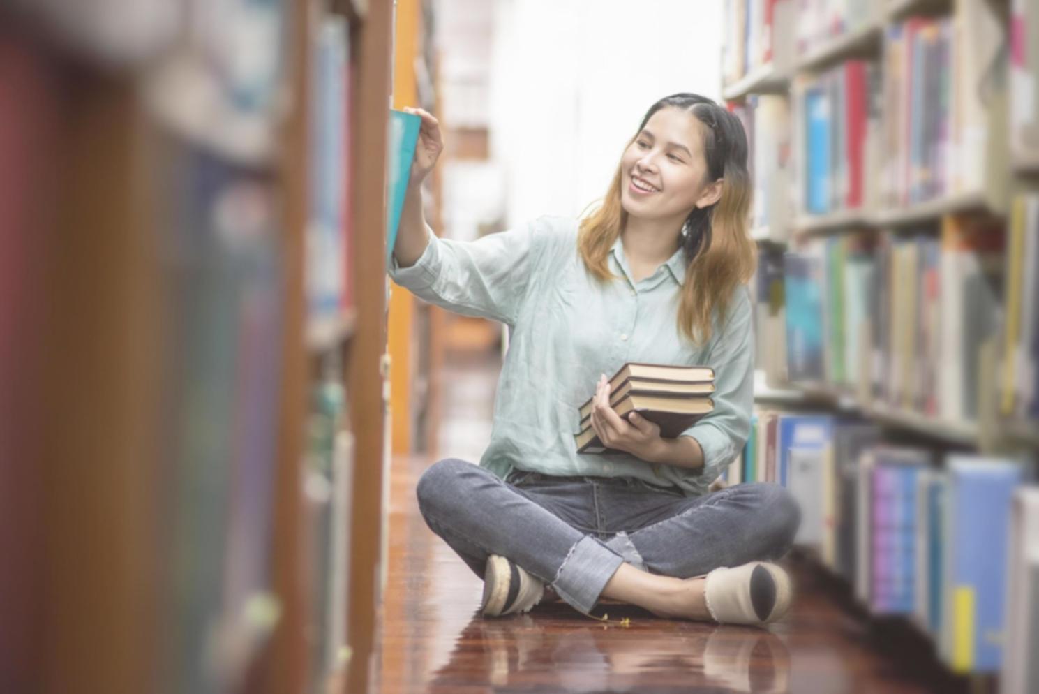 Finanzberatung in modernem Büro mit Dokumenten und Laptop