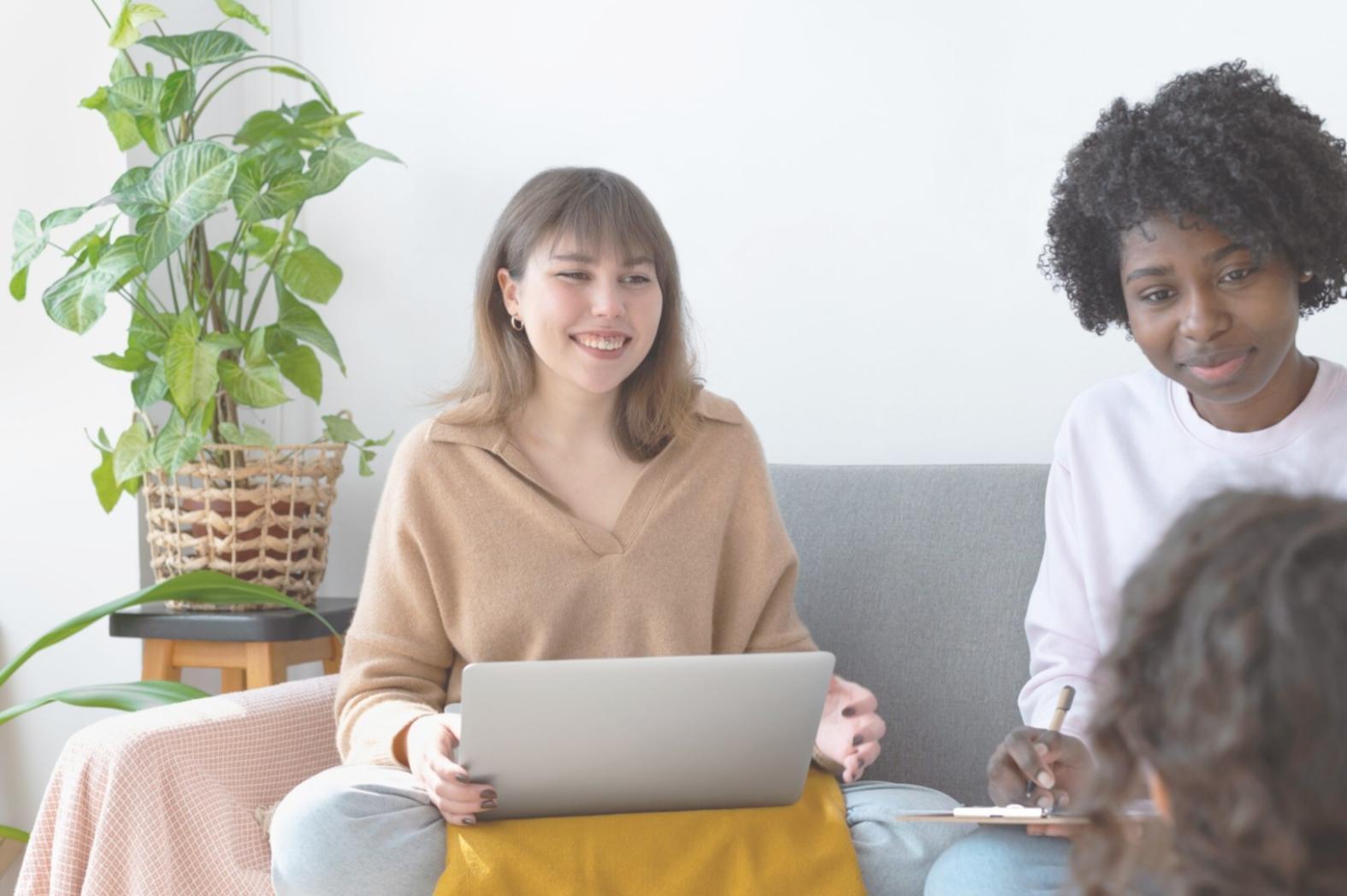 Geschäftstreffen mit Finanzunterlagen und Strategiegespräch